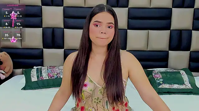 Snapshot of AlanaCusack chatting on November 4, 2025, 12:09 pm AlanaCusack online show from November 4, 2025, 12:09 pm