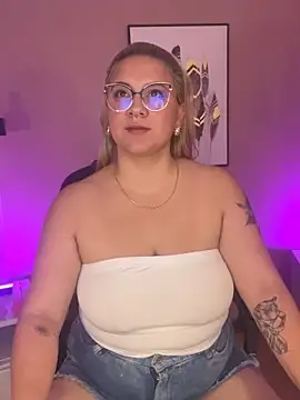 Snapshot of hollie_joliie chatting on September 25, 2025, 12:00 pm hollie joliie online show from September 25, 2025, 12:00 pm