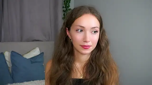 ZeniaBolich online show from September 15, 2025, 9:15 pm