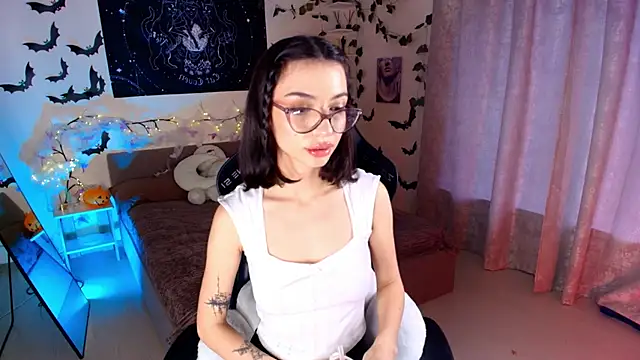 Lunara  Adams online show from October 26, 2025, 5:19 am