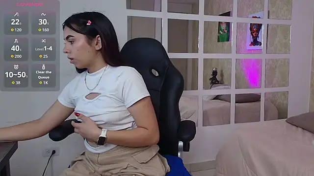 Snapshot of violerr_01 chatting on October 24, 2025, 7:35 pm violerr 01 online show from October 24, 2025, 7:35 pm