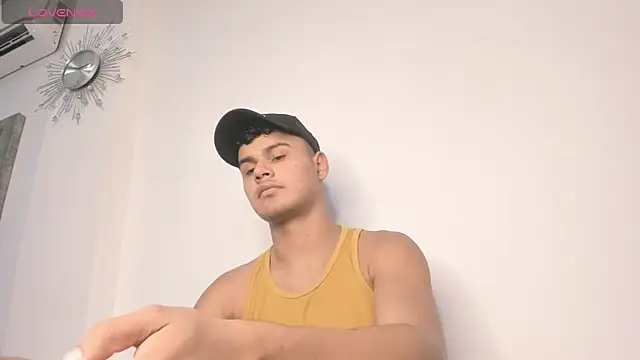 Tthiago cruz online show from October 13, 2025, 8:32 pm