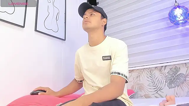 Tthiago cruz online show from September 24, 2025, 1:46 am