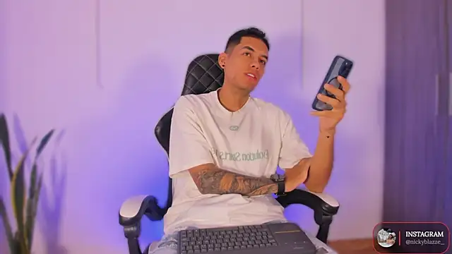 Nickyblazze  online show from October 30, 2025, 12:14 pm