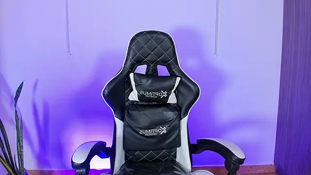 Nickyblazze  online show from October 13, 2025, 12:07 pm