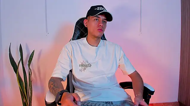 Nickyblazze  online show from October 7, 2025, 12:39 pm