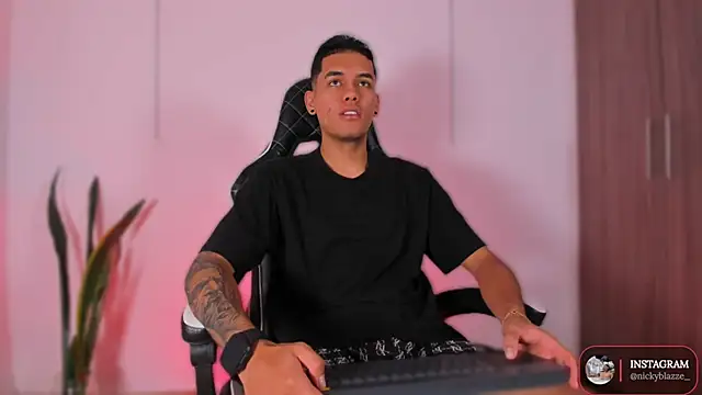 Nickyblazze  online show from October 27, 2025, 2:29 pm