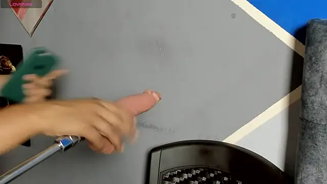 lau-hot online show from November 21, 2025, 7:35 pm