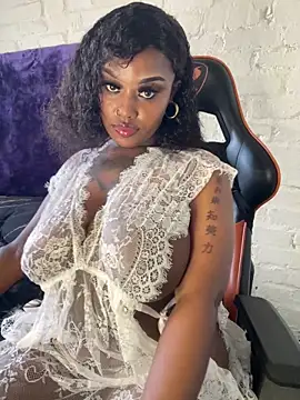 Snapshot of QUEEN_NOBUHLE_777 chatting on October 28, 2025, 1:32 pm QUEEN NOBUHLE 777 online show from October 28, 2025, 1:32 pm