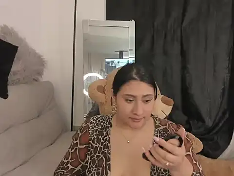 Elyross1  online show from October 22, 2025, 11:36 pm