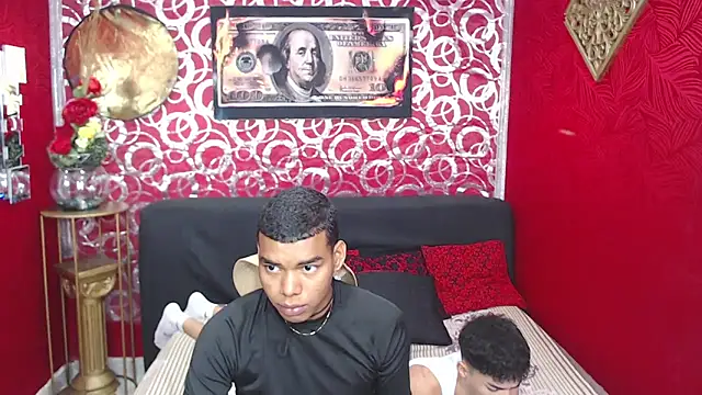 TWOBOYSPEINHOT online show from September 18, 2025, 6:22 pm