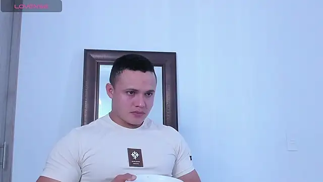 Snapshot of KingLevi01 chatting on October 7, 2025, 8:43 pm KingLevi01 online show from October 7, 2025, 8:43 pm