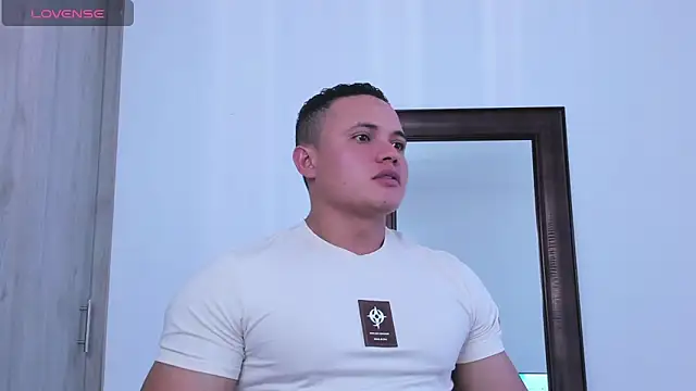 Snapshot of KingLevi01 chatting on October 2, 2025, 9:18 pm KingLevi01 online show from October 2, 2025, 9:18 pm