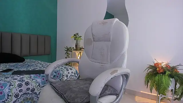 aradia kiss online show from September 24, 2025, 8:15 pm