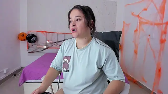 aradia kiss online show from October 20, 2025, 7:47 pm