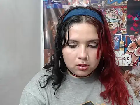 Snapshot of Curvy-Queen chatting on October 9, 2025, 3:18 am Curvy-Queen online show from October 9, 2025, 3:18 am