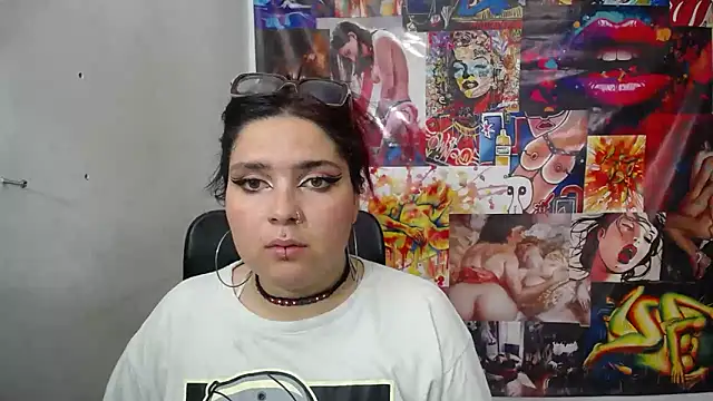 Snapshot of Curvy-Queen chatting on October 24, 2025, 8:08 pm Curvy-Queen online show from October 24, 2025, 8:08 pm