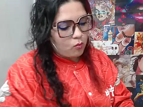 Snapshot of Curvy-Queen chatting on September 18, 2025, 1:19 am Curvy-Queen online show from September 18, 2025, 1:19 am