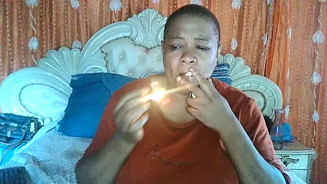 Snapshot of BUSTY_QUEEEN chatting on October 18, 2025, 12:40 pm BUSTY QUEEEN online show from October 18, 2025, 12:40 pm