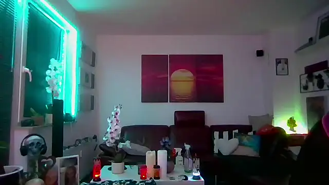 hellgirl1980 online show from November 19, 2025, 11:05 pm