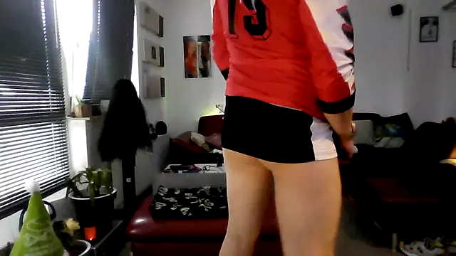 Snapshot of hellgirl1980 chatting on October 6, 2025, 1:56 pm hellgirl1980 online show from October 6, 2025, 1:56 pm