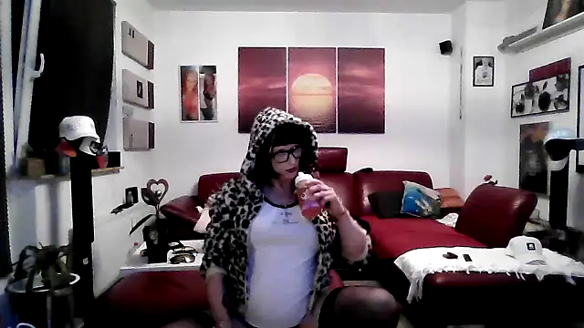 Snapshot of hellgirl1980 chatting on September 18, 2025, 11:08 pm hellgirl1980 online show from September 18, 2025, 11:08 pm