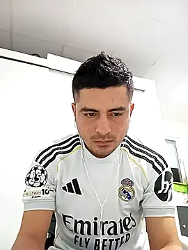 Snapshot of Andr3s69xxx chatting on February 15, 2026, 7:46 pm Andr3s69xxx online show from February 15, 2026, 7:46 pm