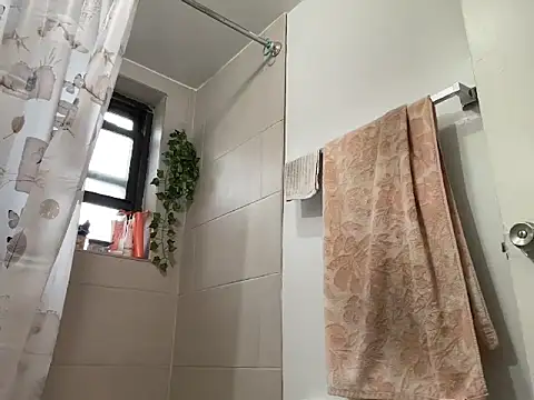 littyleesh1 online show from September 17, 2025, 9:06 pm