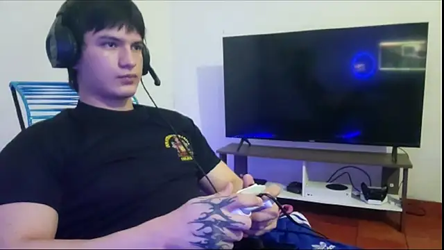 Snapshot of ErickWalton chatting on October 28, 2025, 4:35 am ErickWalton online show from October 28, 2025, 4:35 am