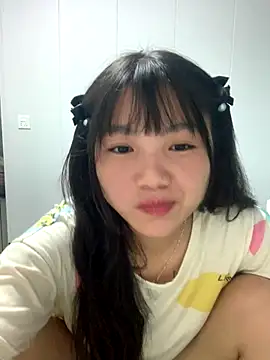 Emlyly-18 online show from October 16, 2025, 2:58 pm