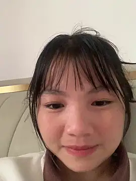 Emlyly-18 online show from October 20, 2025, 7:20 am