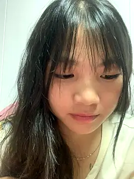 Emlyly-18 online show from September 25, 2025, 3:40 pm