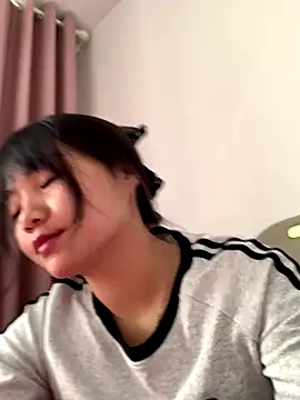 Emlyly-18 online show from October 29, 2025, 5:39 am