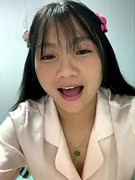 Emlyly-18 online show from October 5, 2025, 2:41 pm