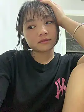 Emlyly-18 online show from September 19, 2025, 2:43 pm