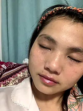 Emlyly-18 online show from September 29, 2025, 4:12 pm