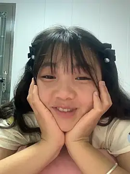 Emlyly-18 online show from September 26, 2025, 2:13 pm