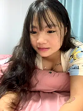 Emlyly-18 online show from October 2, 2025, 4:27 am
