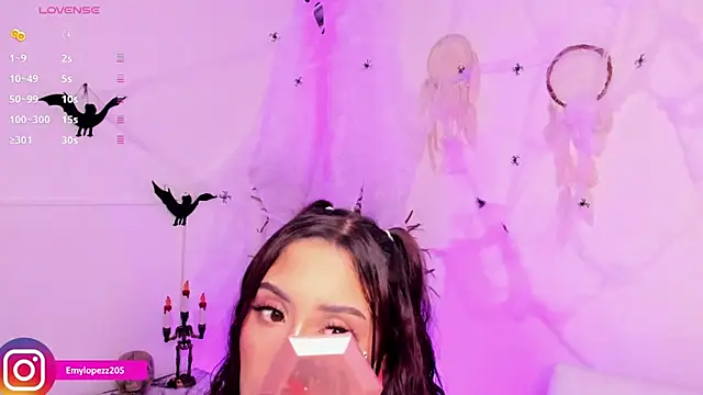 Snapshot of Emylopezz chatting on October 26, 2025, 11:05 pm Emylopezz online show from October 26, 2025, 11:05 pm