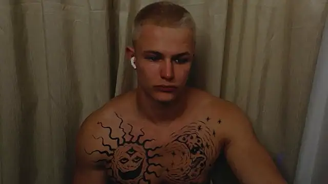 Snapshot of James__Noah chatting on October 5, 2025, 8:32 pm James Noah online show from October 5, 2025, 8:32 pm