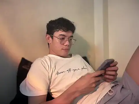keirflorianxx online show from September 15, 2025, 3:01 pm