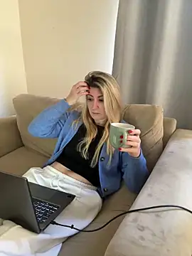 Snapshot of DesireDaisy chatting on September 22, 2025, 8:53 am DesireDaisy online show from September 22, 2025, 8:53 am