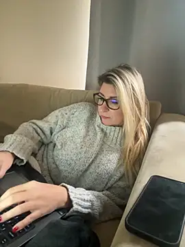 Snapshot of DesireDaisy chatting on September 23, 2025, 12:45 pm DesireDaisy online show from September 23, 2025, 12:45 pm