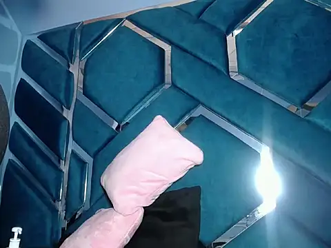 Snapshot of Lea_Sweetly chatting on October 8, 2025, 1:56 pm Lea Sweetly online show from October 8, 2025, 1:56 pm