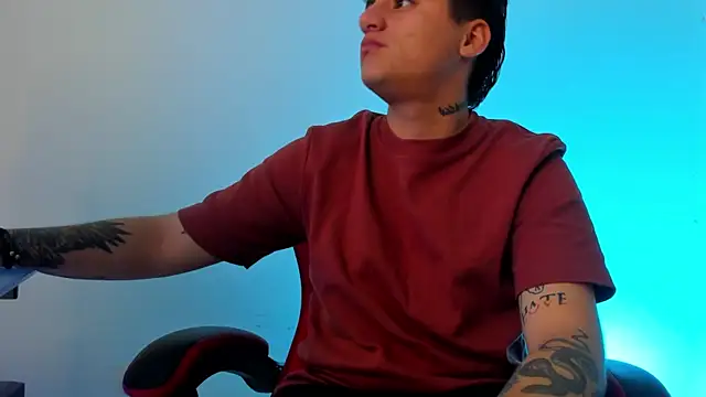 Snapshot of PeytonBox chatting on October 16, 2025, 12:02 pm PeytonBox online show from October 16, 2025, 12:02 pm