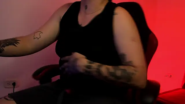 Snapshot of PeytonBox chatting on October 14, 2025, 11:25 pm PeytonBox online show from October 14, 2025, 11:25 pm