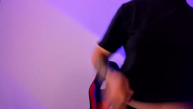 Snapshot of PeytonBox chatting on October 6, 2025, 12:39 pm PeytonBox online show from October 6, 2025, 12:39 pm