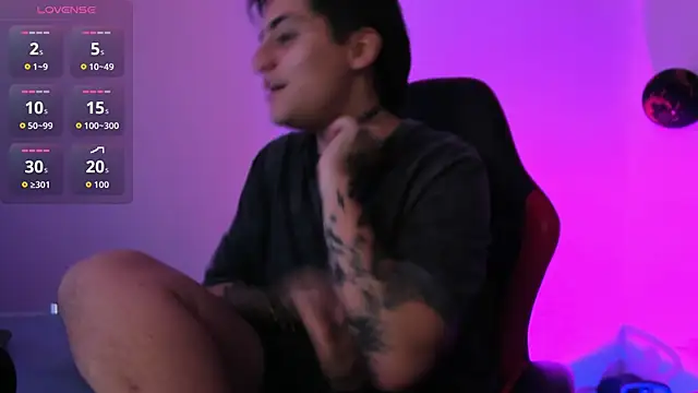 Snapshot of PeytonBox chatting on October 31, 2025, 11:29 am PeytonBox online show from October 31, 2025, 11:29 am