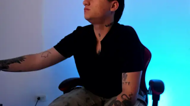 Snapshot of PeytonBox chatting on October 7, 2025, 11:55 am PeytonBox online show from October 7, 2025, 11:55 am