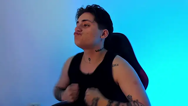 Snapshot of PeytonBox chatting on October 9, 2025, 12:17 pm PeytonBox online show from October 9, 2025, 12:17 pm